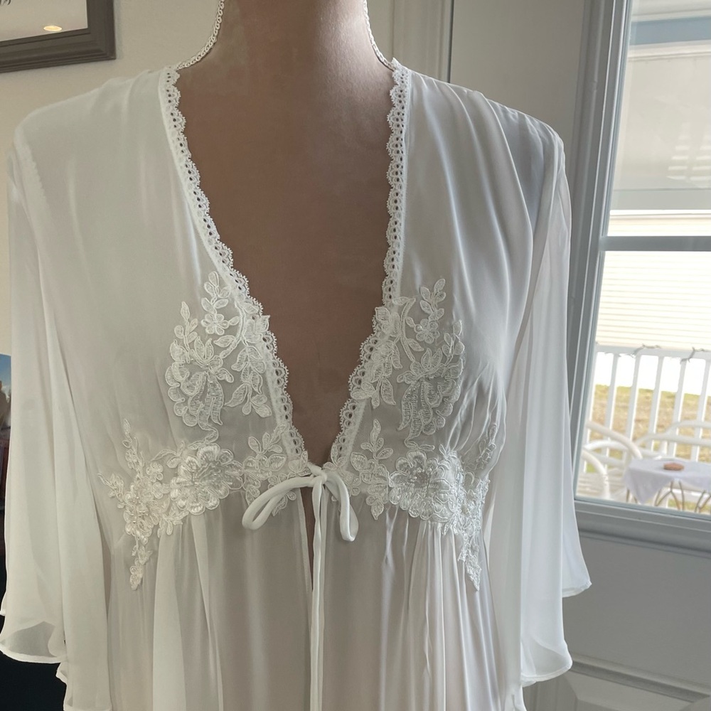 Elegant In Bloom White Lace Trimmed Robe, Large